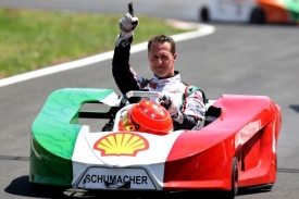 Michael Schumacher v cíli charitativního závodu motokár v Brazílii.