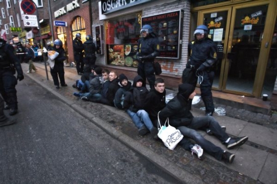 Dánská policie zadržela stovky demonstrantů.