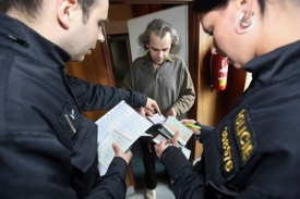Cizinecká policie kontroluje občana Ukrajiny.