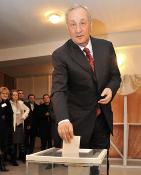 Sergej Bagapš u volební urny.