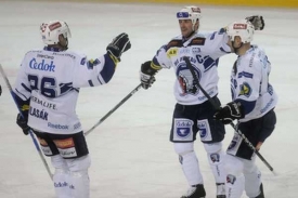 Hráči Plzně se radují ze vstřelení gólu.