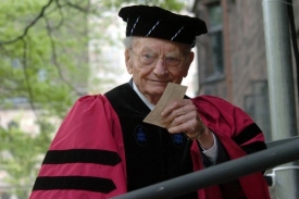 Samuelson v roce 2005 při promocích na univerzitě Yale.