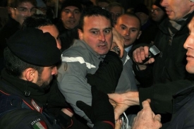 Massimo Tartaglia překvapil i Berlusconiho ochranku, která zaspala.