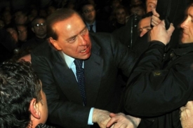 Berlusconiho útok zarazil, ale zranění byla jen malá.