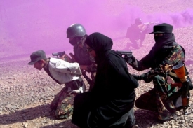 Výcvik jemenské protiteroristické jednotky, ve které jsou i ženy.