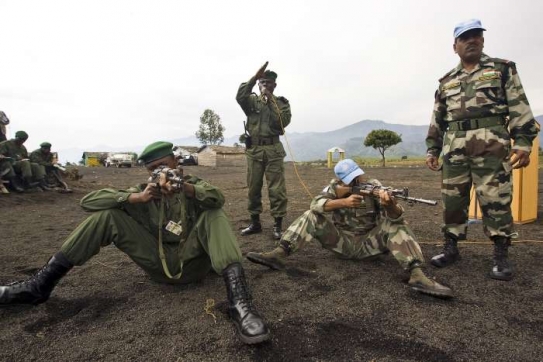 Modré přilby učí střílet vojáky konžské armády FARDC.