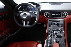 Za volantem Mercedesu SLS má řidič k dispozici 571 koní.