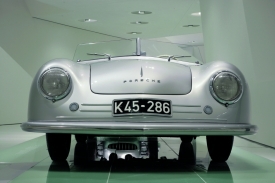 První Porsche 356 nesmí mezi exponáty chybět.
