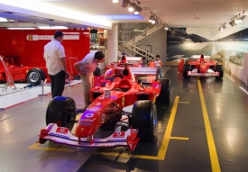 Ferrari je jedinou automobilkou, která bez přestávky závodí v seriálu F1 již od jeho vzniku. V jejím muzeu je to znát.