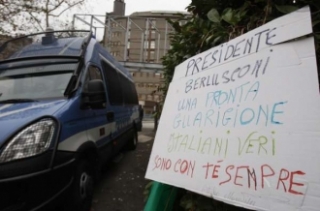 Přání Berlusconimu k uzdravení před nemocnicí, kde leží.