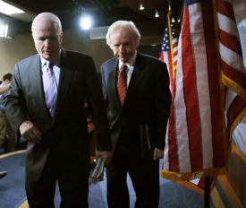 Republikán John McCain se svým přítelem Josephem Liebermanem.