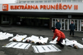 Greenpeace protestují před elektrárnou Prunéřov.