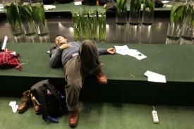 Aktivista nocuje v prostorách konferenčního centra.