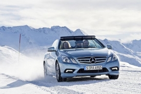 V novém kabrioletu Mercedes E je teplo se staženou střechou i v zimě.