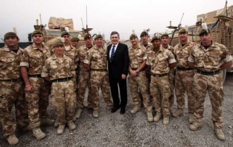 Britský premiér Brown se svými vojáky v Afghánistánu.