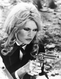 Brigitte Bardotová umí bojovat různými způsoby.