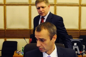 Slovenský premiér Fico (v pozadí) přichází na zasedání vlády.
