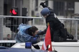 Policista bije jednoho z demonstrantů v Kodani.