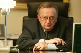 Advokát Karel Čermák vypracoval analýzu k odebírání titulů.