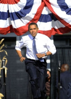 Závěr kampaně z roku 2008. Obama má na ruce hodinky Jorg Gray 6500.
