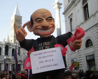 Demonstrace proti Berlusconimu svolaná pomocí Facebooku.