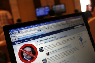 Výzvy k zabití Berlusconiho na Facebooku.