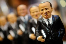 Berlusconiho rozbitá ústa přináší zisky i prodavačům suvenýrů.