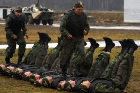 Tvrdý výcvik ruských vojáků.