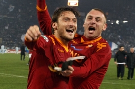 Totti (vlevo) se může smát. Po kariéře nastoupí jako ředitel klubu.