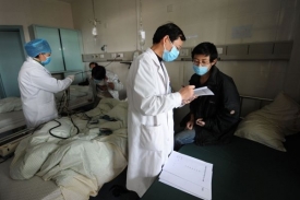 Čína se snaží zachránit hroutící se zdravotnický systém.