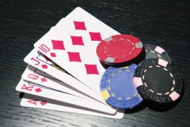 Při pokeru jde často i o miliony, ale stát z nich nic nemá.