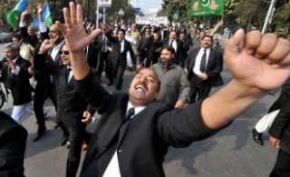 Pákistánští právníci protestují proti vládě oklešťující nejvyšší soud.