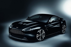 Aston Martin V12 Vantage zdobí na bocích karbon.