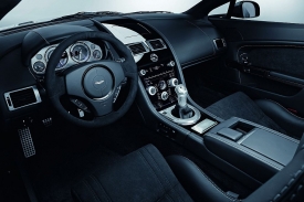 Kabinu Astonu V12 zdobí černá kůže stejně jako tu v DBS.