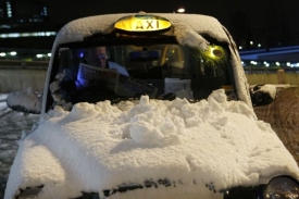 Sněhem zapadané taxi v Británii.