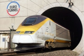 Expres Eurostar vyjíždí z tunelu u francouzských Coquelles.
