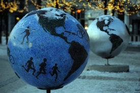 Výstava Cool Globes v kodaňských ulicích.