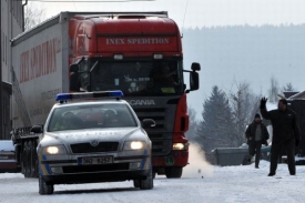 Kamion dojel na pražskou Ruzyň za doprovodu policie.
