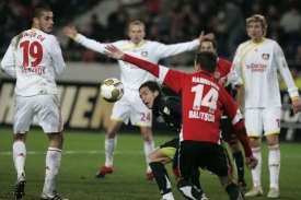 Fotbalisté Leverkusenu - v bílém (ilustrační foto).