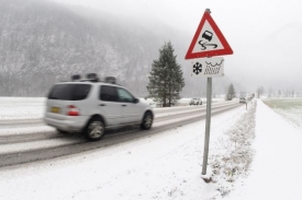 Řidiči musí dávat pozor na námrazu a sněhové jazyky.