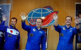 Soiči Noguči, Oleg Kotov a Timothy Creamer na ISS zůstanou do května.