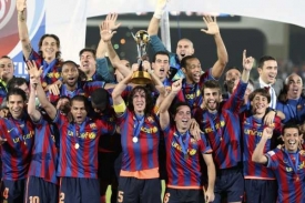 Fotbalisté Barcelony slaví vítězství v mistrovství světa klubů.