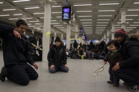 V Anglii i Francii čekali lidé dlouhé hodiny na vlak Eurostar.