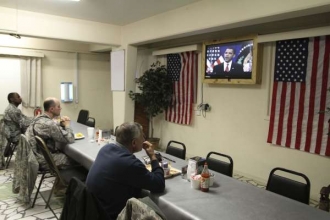 Vojáci USA v Kábulu sledují Obamovo povídání o nové strategii.