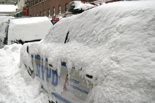Zapadané policejní auto v New Yorku.