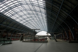 Stanice St. Pancras, odkud jezdí vlaky Eurostar, zeje prázdnotou.