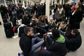 Cestující čekající na vlak Eurostar si krátí čas kartami.