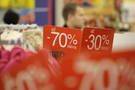 Výprodeje po Vánocích začnou v Česku dříve než v minulosti.