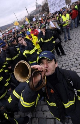 Policisté a hasiči v prosinci protestovali proti snížení platů.