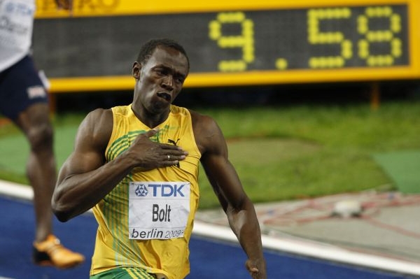 Nejrychlejší muž planety Usain Bolt protíná cílovou rovinku v Berlíně.